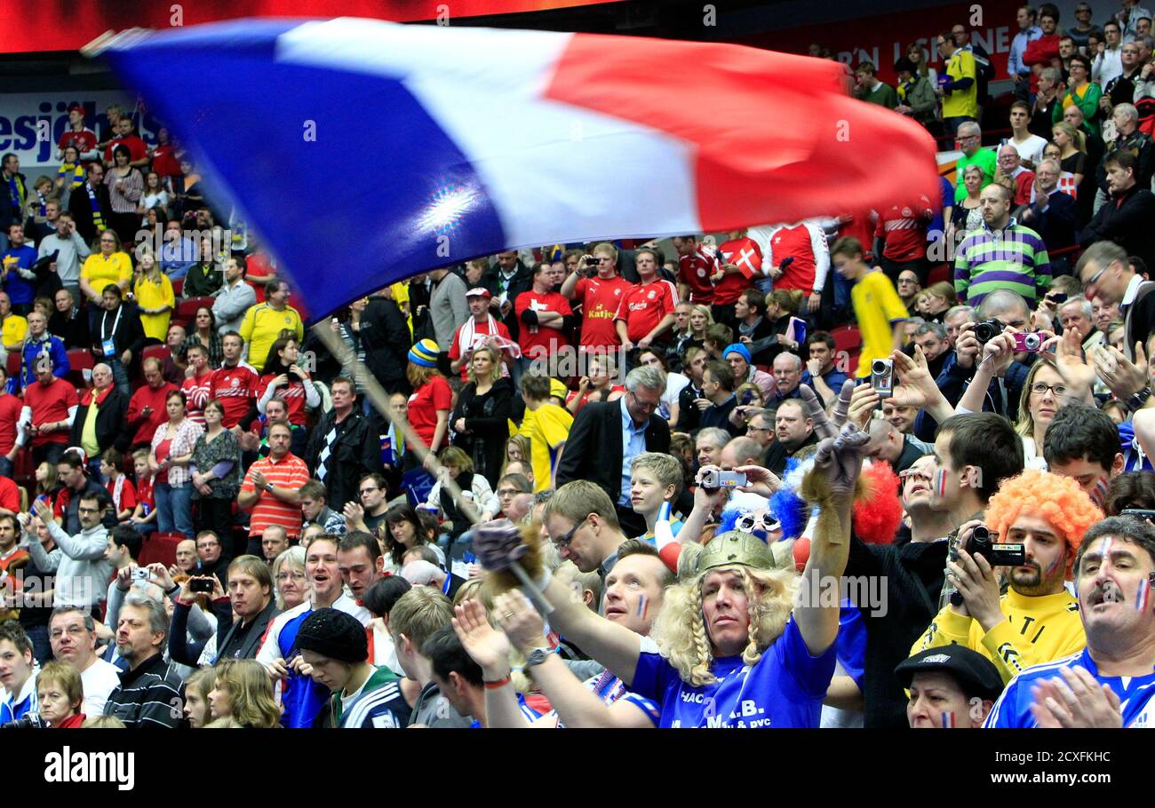 Frankreichs Fans jubeln vor Beginn des Endspiels gegen Dänemark, während ihre Männer Handball-Weltmeisterschaft in Malmö 30. Januar 2011. REUTERS/Radu Sigheti (Schweden - SPORT HANDBALL) Stockfoto