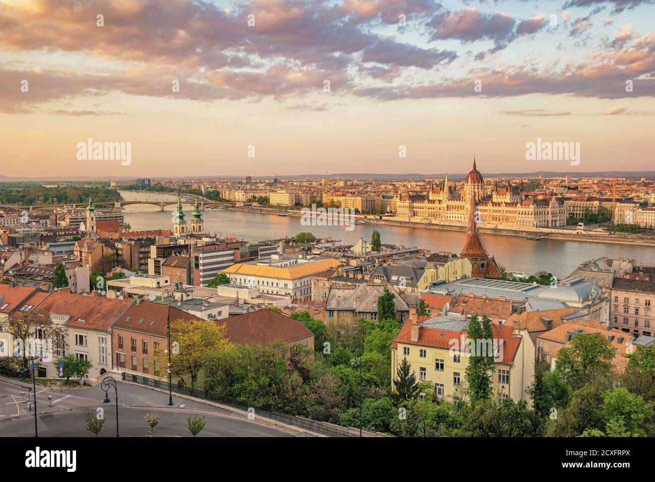 Budapest Ungarn, City Skyline Sonnenuntergang am ungarischen Parlament und Donau Stockfoto