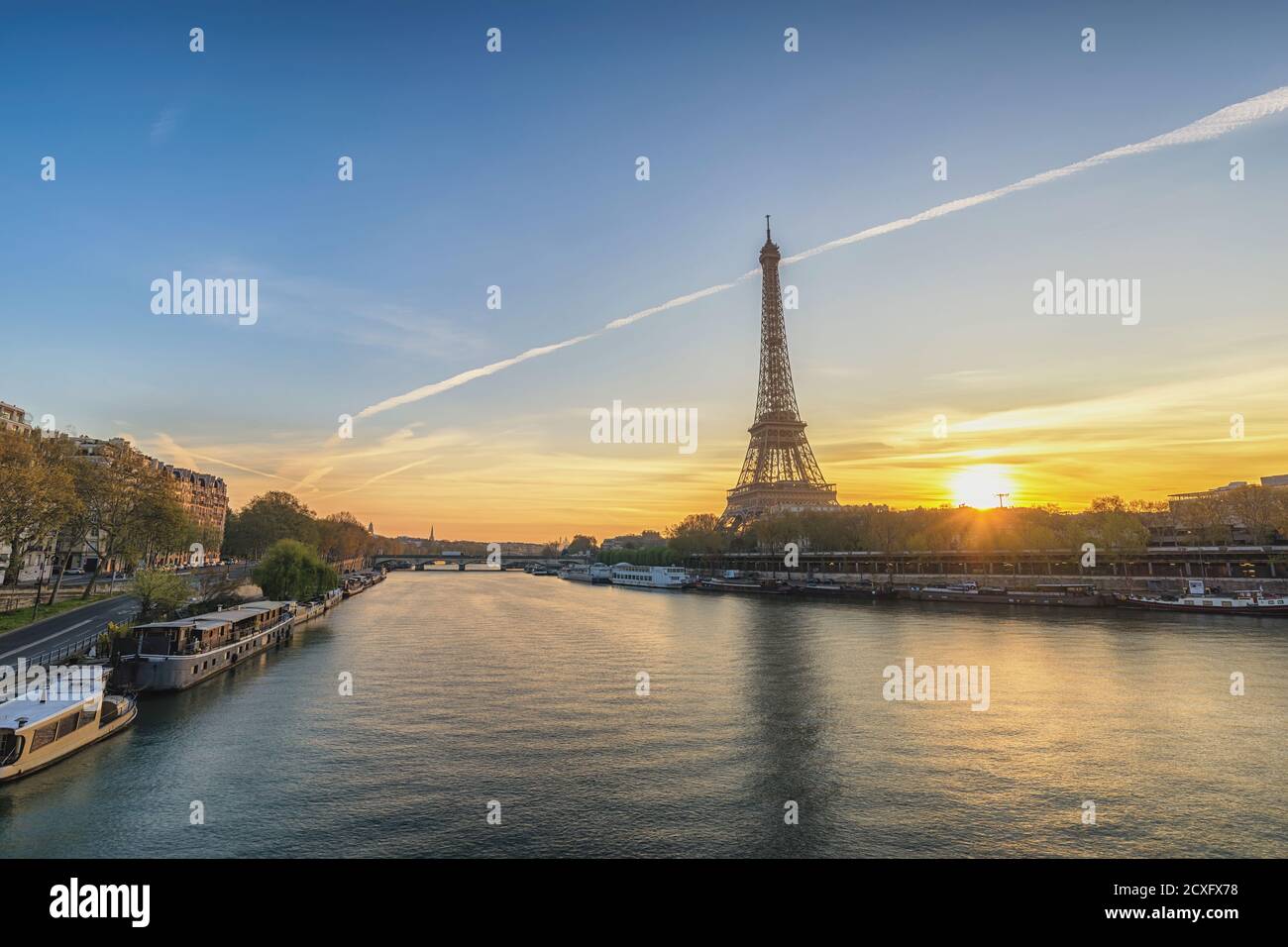 Paris Frankreich Sonnenaufgang City Skyline am Eiffelturm und seine Fluss Stockfoto
