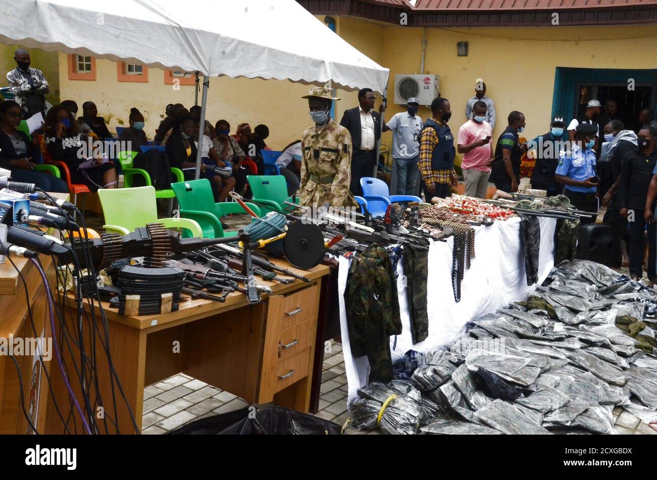 Abuja, die Leistungen der nigerianischen Polizei bei der Bekämpfung illegaler Kämpfer in Abuja. September 2020. Waffen, Munition und gefälschte Militäruniformen werden am 30. September 2020 in Abuja, Nigeria, bei einer Veranstaltung gezeigt, bei der die Leistungen der nigerianischen Polizei bei der Bekämpfung illegaler Kämpfer gezeigt werden. Die nigerianische Polizei hat kürzlich den Kampf gegen Räuber, Entführer und illegale bewaffnete Gruppen in verschiedenen Teilen des Landes verstärkt. Quelle: David Oma/Xinhua/Alamy Live News Stockfoto