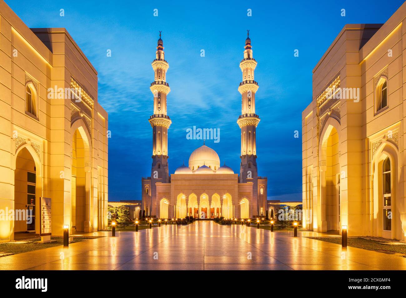 Die goldenen Lichter der Sri Sendayan Moschee, Malaysia. Stockfoto