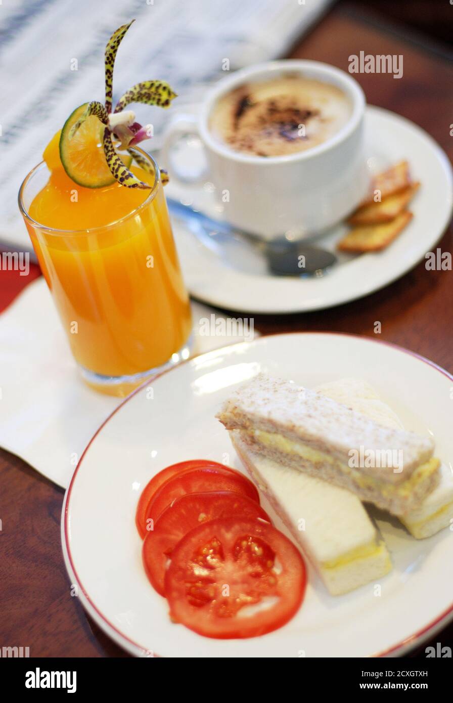 Teller Sandwich mit Orangensaft und Kaffee Stockfoto