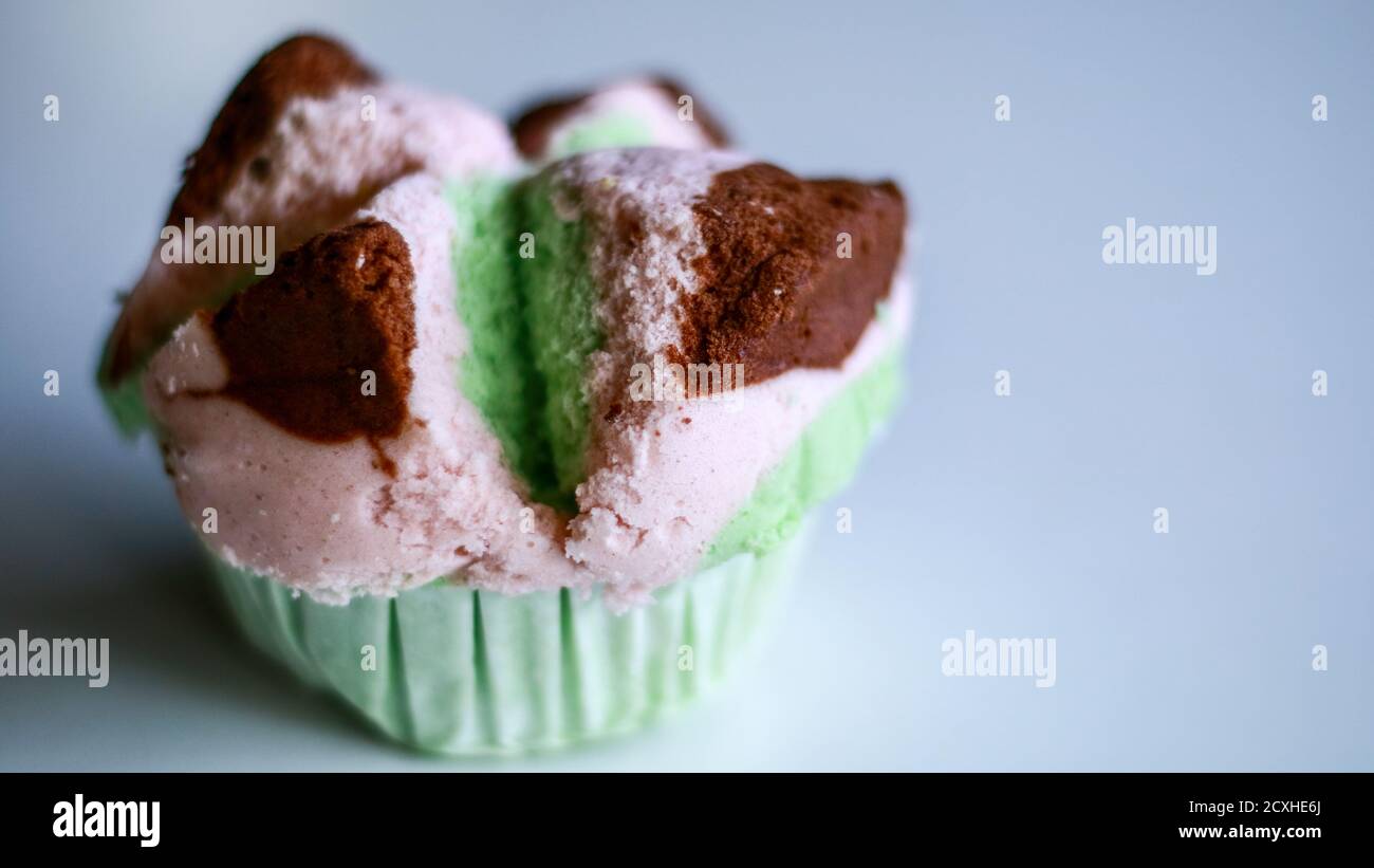 Indonesischer gedämpfter Biskuitkuchen oder Bolu Kukus auf weißem Hintergrund. Stockfoto