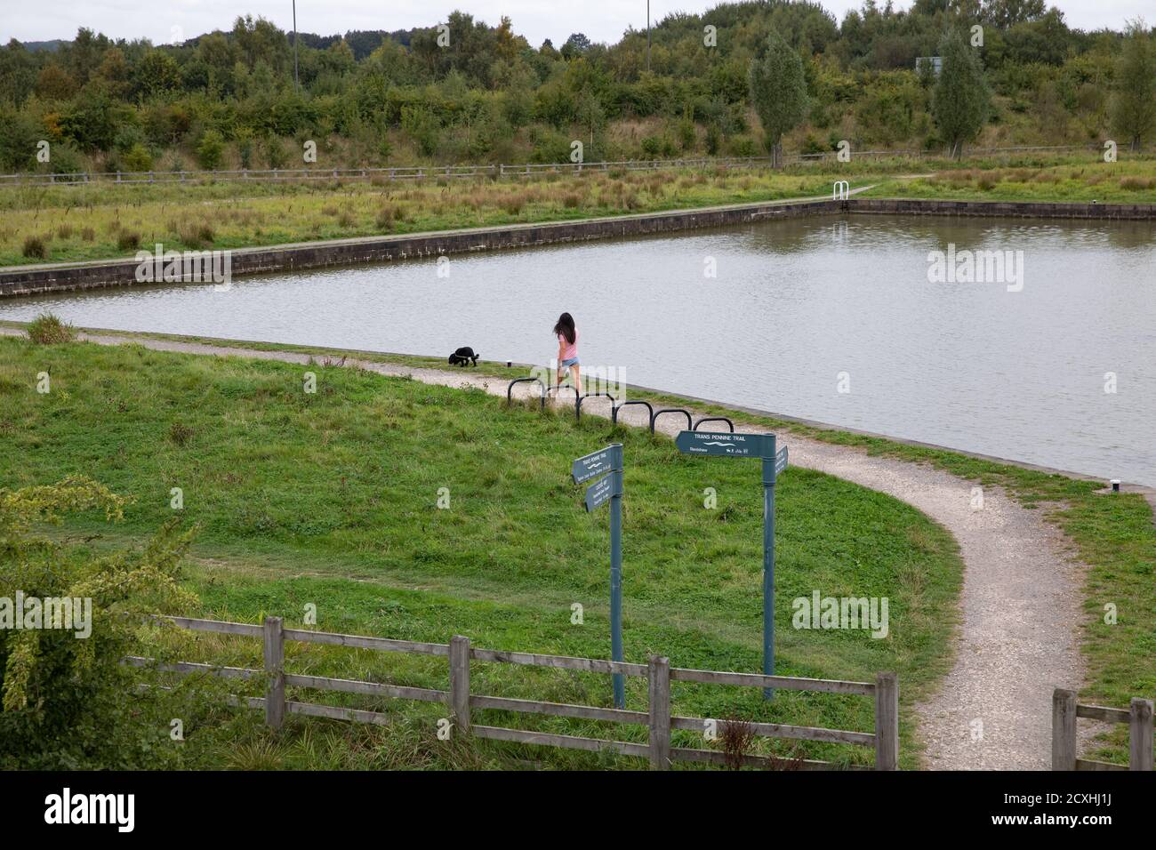 Menschen zu Fuß durch den Chesterfield Kanal auf einem langweiligen und wolkiger Septembertag Stockfoto