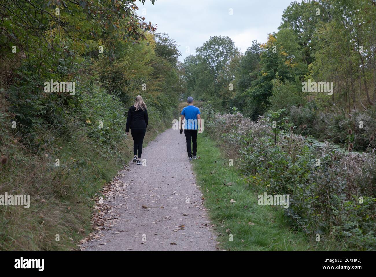 Menschen zu Fuß durch den Chesterfield Kanal auf einem langweiligen und wolkiger Septembertag Stockfoto