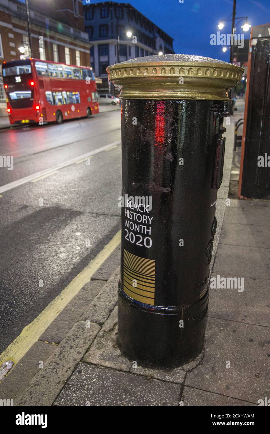 london UK 01 October 2020 vier Briefkästen wurden zu Ehren der schwarzen Briten, darunter Sir Lenny Henry und die Pionierin der Krankenpflege Mary Seacole, schwarz lackiert. Jede hat eine bedeutende Zahl in der britischen schwarzen Gemeinschaft und hat einen Social-Media-Link.Royal Mail sagt, das Ziel sei es, den Erfolg der schwarzen Briten zu markieren. Ein QR-Code auf den Postfächern kann auch gescannt werden, um eine Liste der schwarzen Briten zu erhalten, die auf Sondermarken erschienen sind. Drei weitere schwarze Royal Mail Postboxen finden Sie in Glasgow, Cardiff und Belfast Paul Quezada-Neiman/Alamy Live News Stockfoto