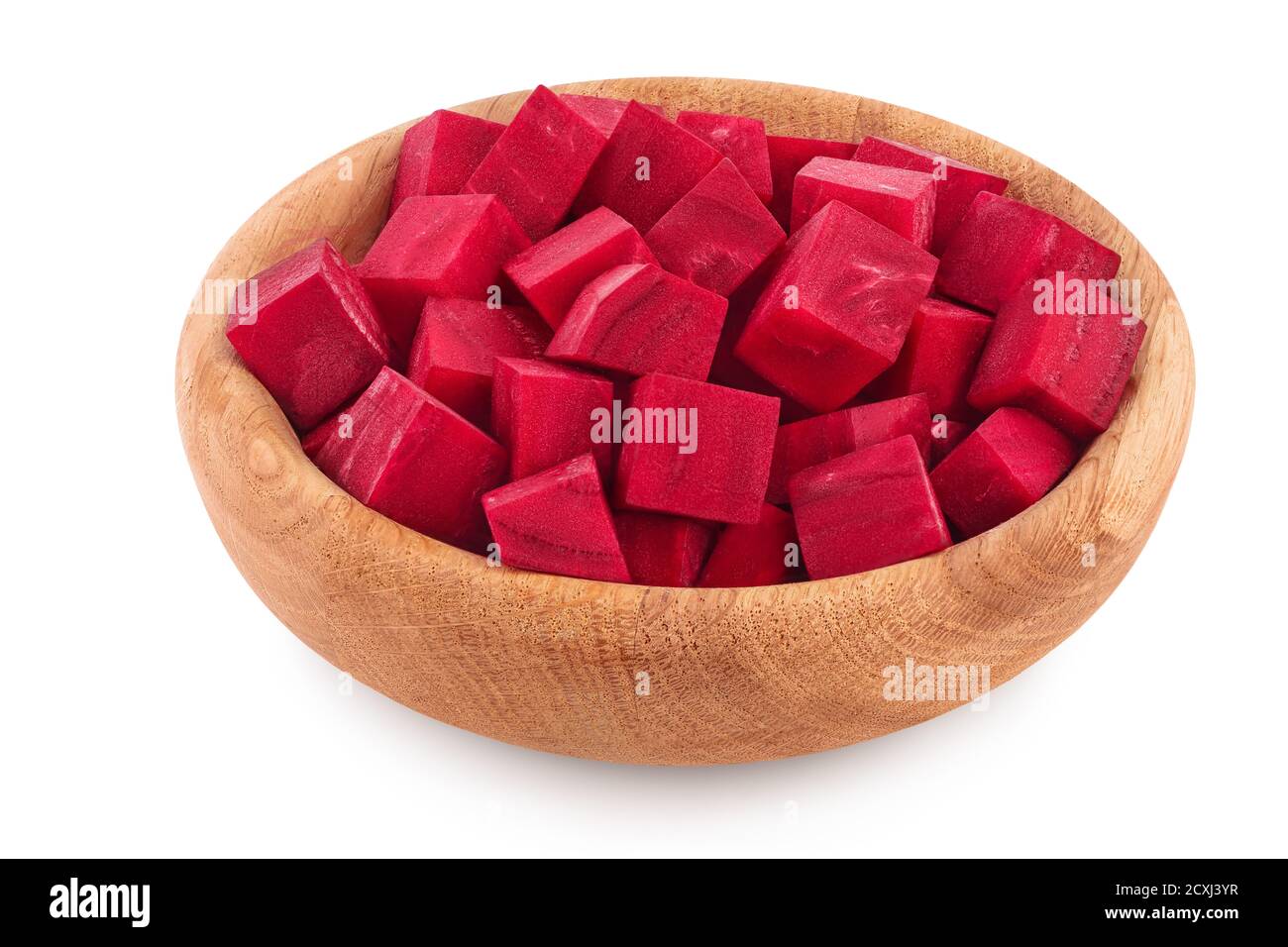 Rote Bete in Holzschale isoliert auf weißem Hintergrund mit Clipping Pfad und volle Tiefenschärfe gewürfelt Stockfoto