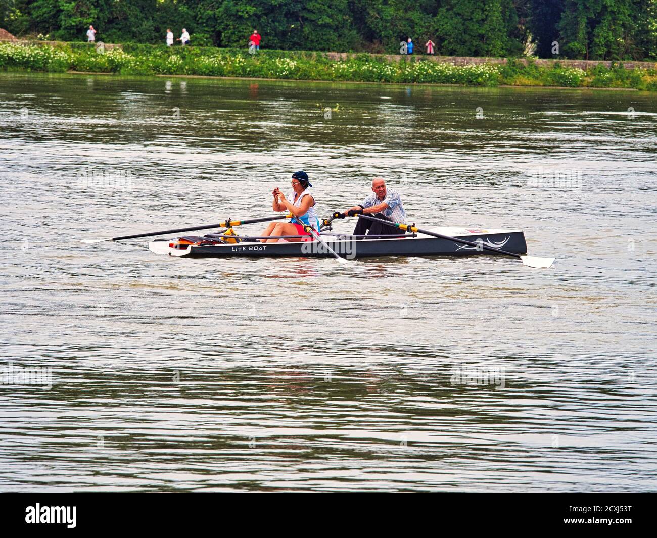 YAINVILLE, FRANKREICH, JULI CIRCA, 2019. Bootsruderer, die während der Armada-Parade auf der seine rudern, um Fotos von einem anderen Blickwinkel zu machen Stockfoto