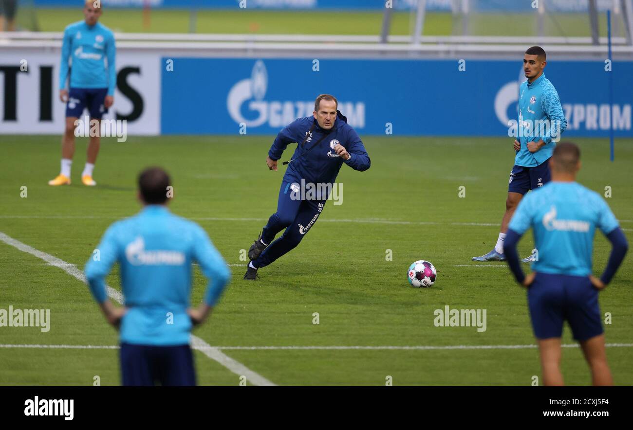 Stadt Gelsenkirchen, Deutschland. 01.10.2014 2020. firo: 30.09.2020, Fuvuball, 1. Bundesliga, 2020/2021 Saison, FC Schalke 04, 1. Training mit dem neuen Trainer Manuel BAUM, Geste, zeigt eine vúbung weltweit Nutzung Quelle: dpa/Alamy Live News Stockfoto