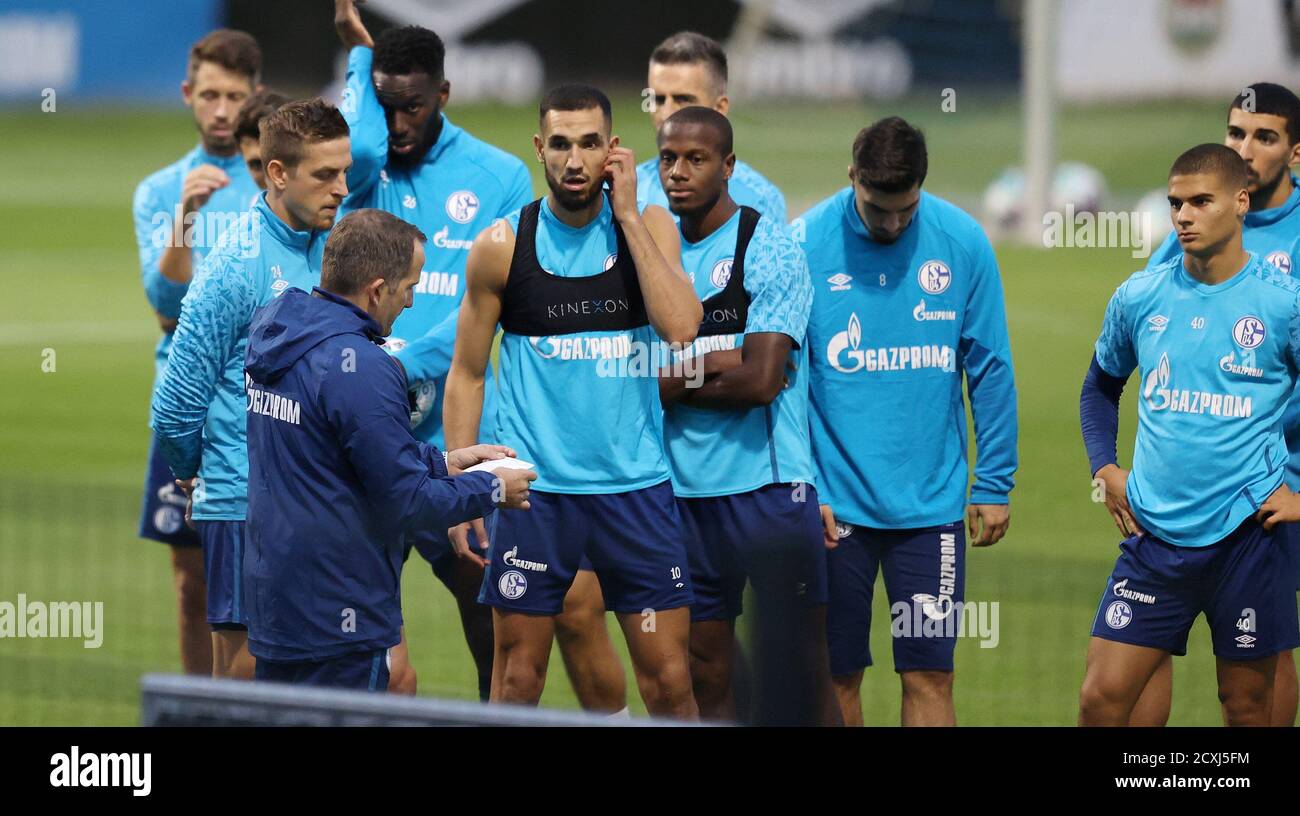 Stadt Gelsenkirchen, Deutschland. 01.10.2014 2020. firo: 30.09.2020, Fußball, 1. Bundesliga, 2020/2021 Saison, FC Schalke 04, 1. Training mit dem neuen Trainer Manuel BAUM, Taktikgespräch mit Team, Hinweis Nabil Bentaleb Quelle: dpa/Alamy Live News Stockfoto