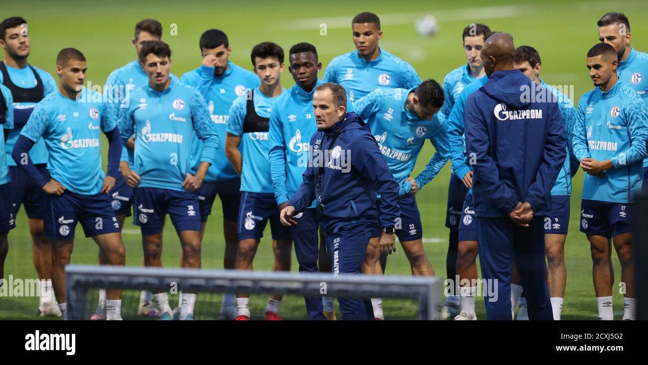 Stadt Gelsenkirchen, Deutschland. 01.10.2014 2020. firo: 30.09.2020, Fußball, 1. Bundesliga, Saison 2020/2021, FC Schalke 04, 1. Training mit dem neuen Trainer Manuel BAUM, Taktikdiskussion mit Mannschaft Quelle: dpa/Alamy Live News Stockfoto