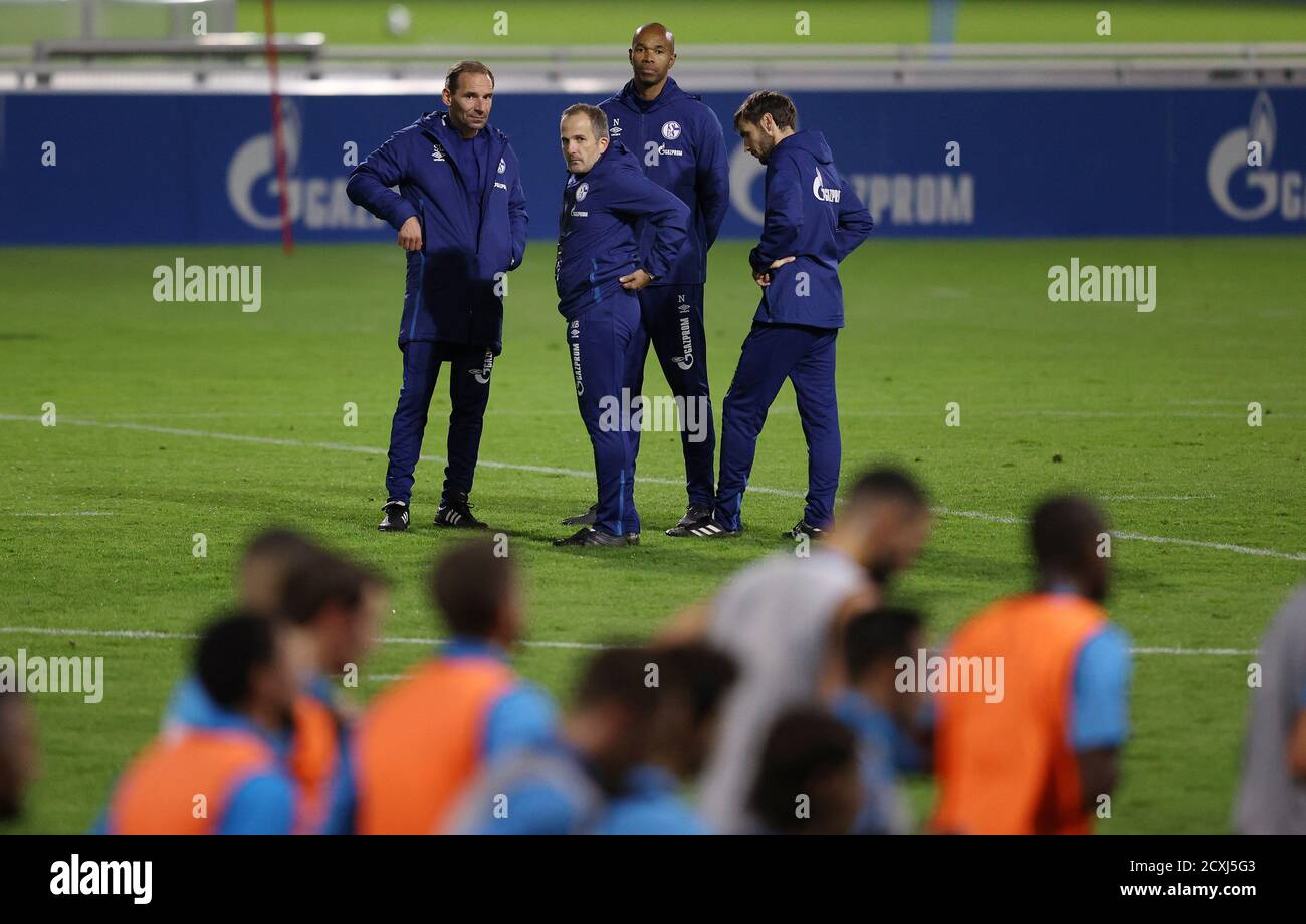 Stadt Gelsenkirchen, Deutschland. 01.10.2014 2020. firo: 30.09.2020, Fuvuball, 1. Bundesliga, Saison 2020/2021, FC Schalke 04, Trainingscoach-Treffen von links nach rechts: Sascha Lense, Manuel Baum, Naldo und Matthias Kreutzer Quelle: dpa/Alamy Live News Stockfoto