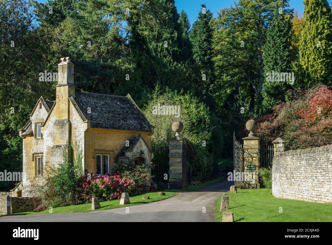 Lodge und Tore am Eingang zum Batsford House, Batsford Village, Gloucestershire, Großbritannien Stockfoto