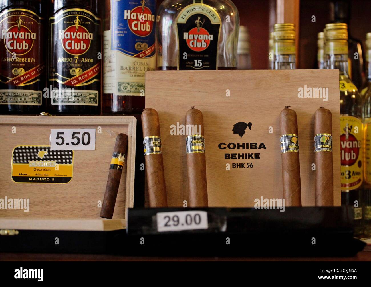 Kubanische Cohiba Behike Zigarren Werden Angezeigt Fur Verkauf Zum Preis Von 29 Kubanischen Konvertierbare Pesos Cuc 31 33 Usd Pro Einheit In Einer Havanna Bar 21 Februar 2011 Kubanische Zigarre Fuhrungskrafte Sagte Kubanische Zigarre