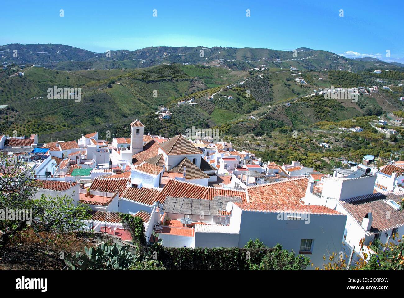 Blick über die Dächer der Stadt und die umliegende Landschaft, Frigiliana, Spanien. Stockfoto