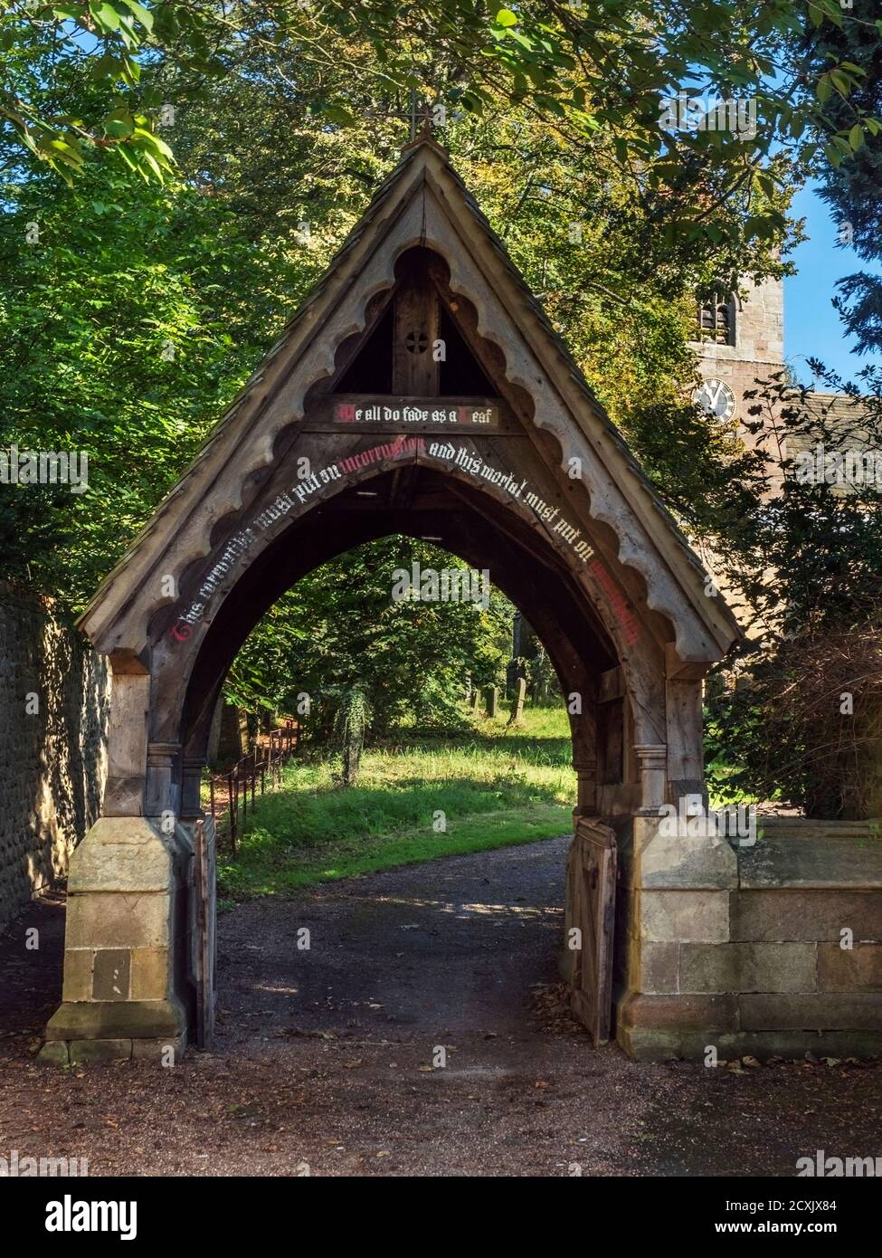 Lychgate trägt die Inschrift Wir alle verblassen als ein Blättern Sie an der Church of the Ascension Whixley in der Nähe von Knaresborough North Yorkshire England Stockfoto