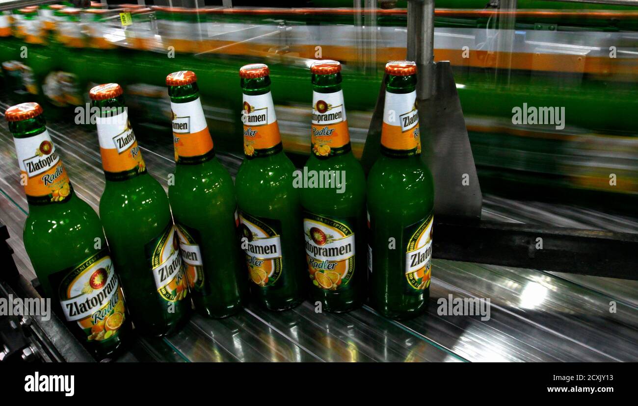 Flaschen mit Zlatopramen Radler Bier gefüllt werden auf einem Förderband in  Krusovice Brauerei, etwa 40 Meilen (64 km) westlich von Prag, 12. August  2012 gesehen. Ein wirtschaftlicher Abschwung und eine Verlagerung auf