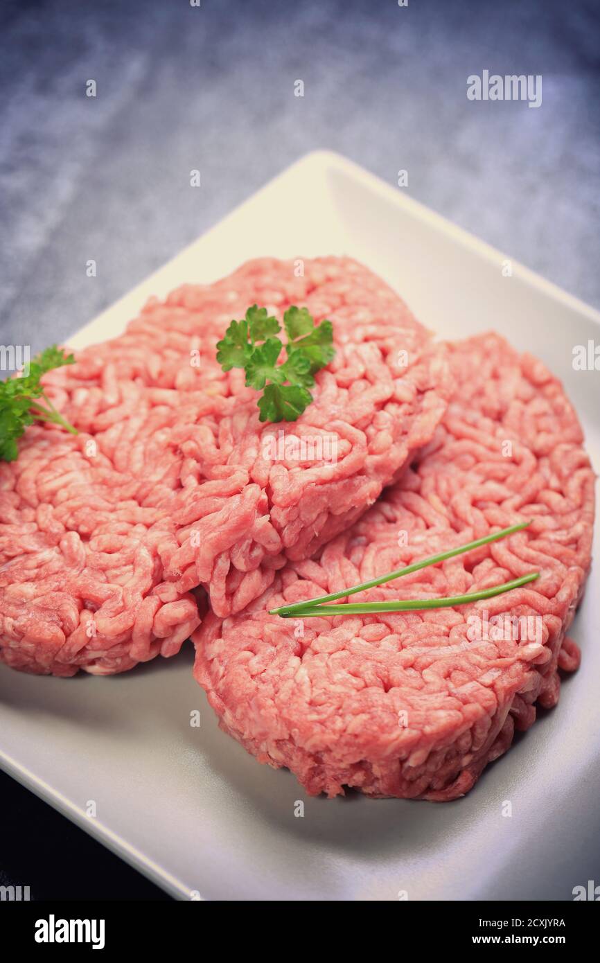 Rote Burger Fleisch Nahaufnahme auf schwarzem Hintergrund Stockfoto