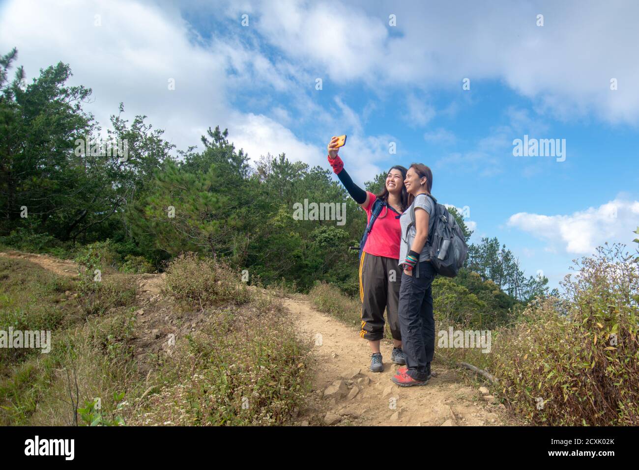 Zwei Frauen, die auf einer Wanderung Selfie machen, Mt ULAP, Benguet, Philippinen Stockfoto