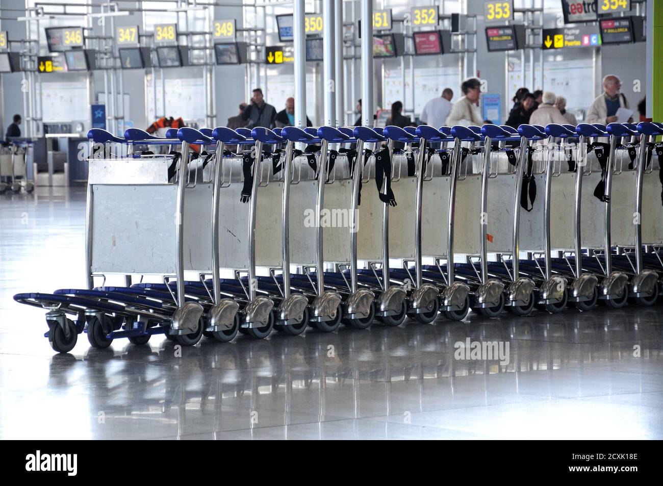 Reihe von Gepäckwagen im Terminal 3 am Flughafen Malaga, Spanien. Stockfoto