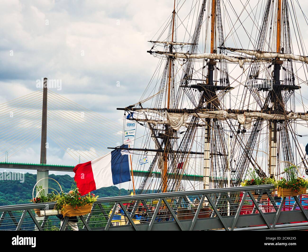 ROUEN, FRANKREICH - JUNI CIRCA, 2019. Teil von Hermine drei Masten Schoner, Segeln französisch sehr altes Boot auf der seine, für die Armada 2019. Mit un Stockfoto