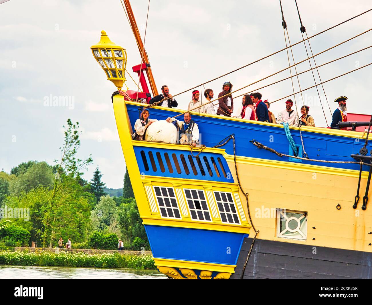 ROUEN, FRANKREICH - JUNI CIRCA, 2019. Hermione, berühmte Nachbildung von La Fayette Frigate an der seine für die Armada-Ausstellung. Gebaut in Rochefort, drei Meter Stockfoto