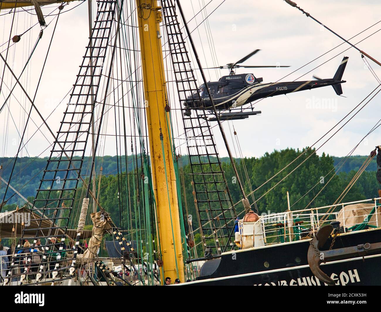 ROUEN, FRANKREICH - JUNI CIRCA, 2019. Teil des berühmten russischen Viermast-Schoner Kruzenschtern Segelschiffs auf der seine für die Armada Ausstellung. Stockfoto