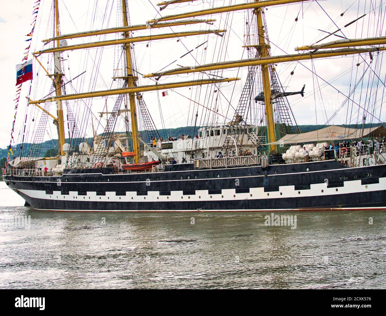 ROUEN, FRANKREICH - JUNI CIRCA, 2019. Teil des berühmten russischen Viermast-Schoner Kruzenschtern Segelschiffs auf der seine für die Armada Ausstellung. Stockfoto