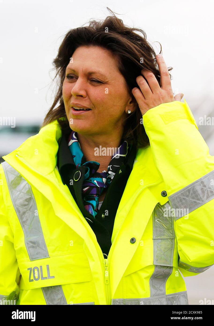 Deutschlands Verbraucher Schutz Ministerin Ilse Aigner trägt die Jacke  eines deutschen Offiziers benutzerdefinierte bei ihrem Besuch am  Frankfurter Flughafen, 30. März 2011. Aigner besucht Frankfurter  Zollbehörden, die Kontrollen auf die Strahlung im