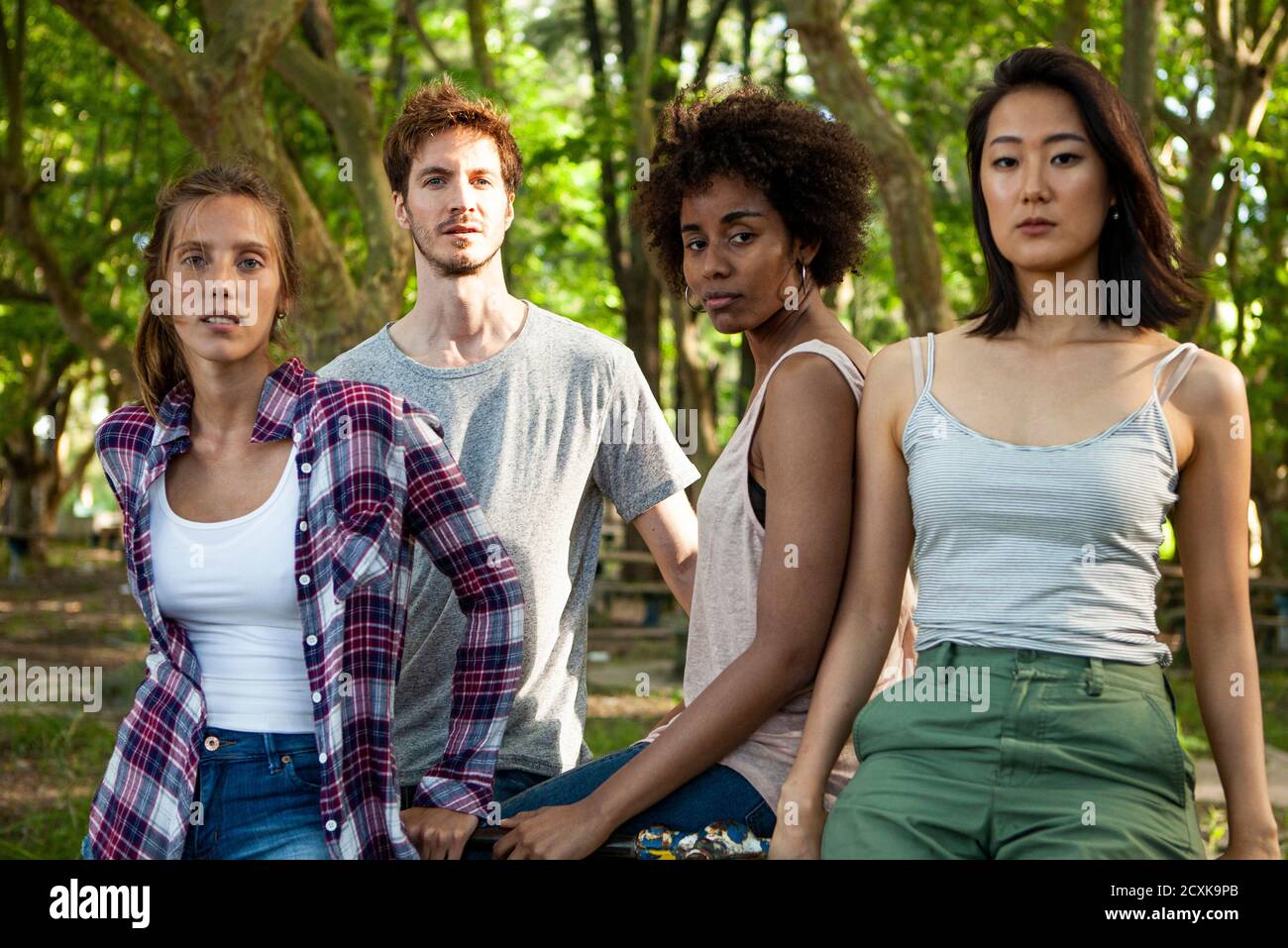 Junge Freunde stehen auf einer alten Plattform von Karussell Stockfoto