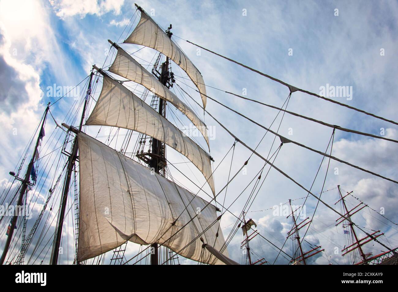 Vintage Segelschiff Mast Seile und Tackle, hohes Schiff Takelage Mast  Detail, blauer Himmel Hintergrund Stockfotografie - Alamy