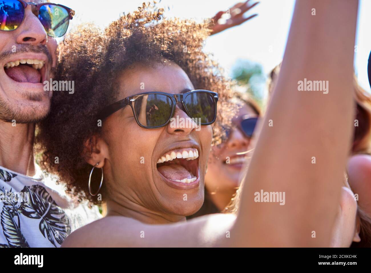 Junge Freunde genießen Pool-Party Stockfoto