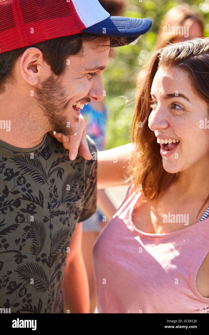 Junge Freunde genießen Pool-Party Stockfoto
