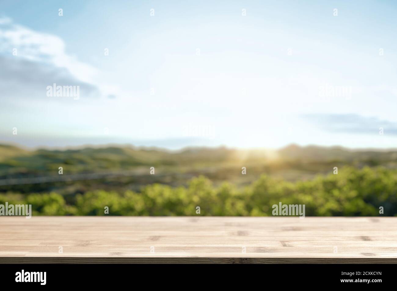 Vorlage für die Platzierung Ihrer Produkte. Holzbar unten und verschwommenes Foto der Küstenlandschaft. Abend an der Küste, Rücklicht Foto. Stockfoto