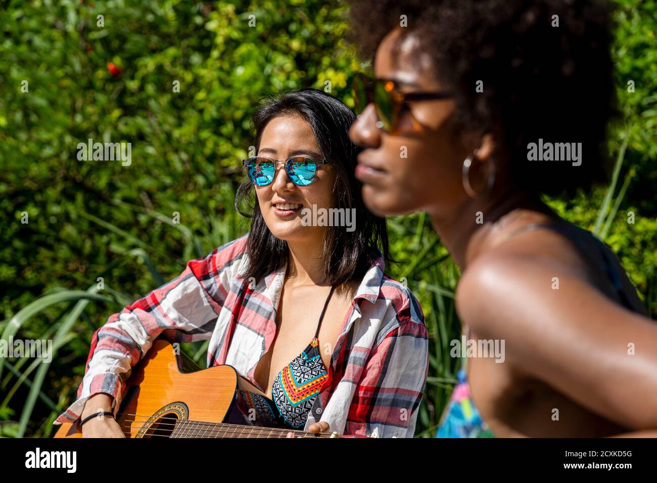 Schöne junge Frauen Spaß zusammen am Pool Party Stockfoto