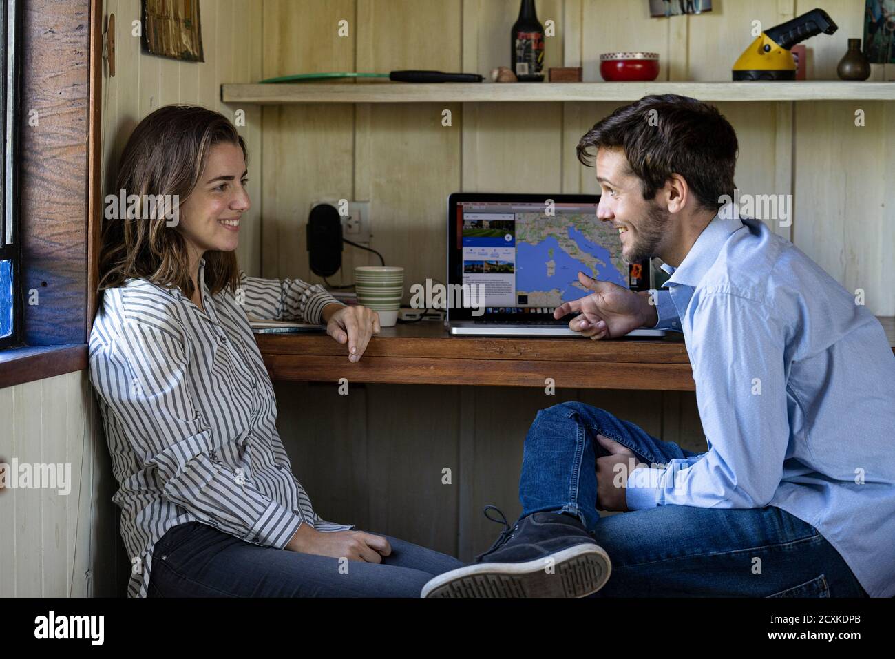 Pärchen im Wohnzimmer im Gespräch miteinander Stockfoto