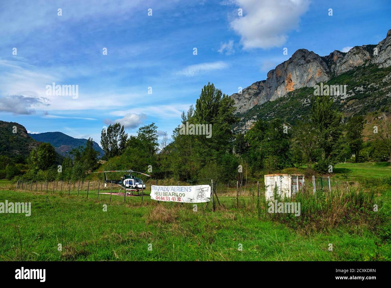 Helikopter mit Banner und Telefonnummer, Ariege, französische Pyrenäen, Frankreich, zu mieten Stockfoto