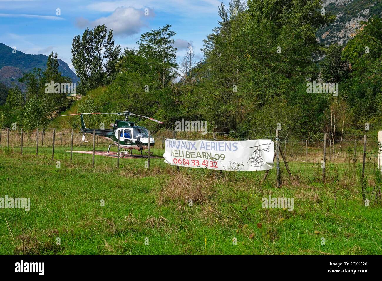 Helikopter mit Banner und Telefonnummer, Ariege, französische Pyrenäen, Frankreich, zu mieten Stockfoto