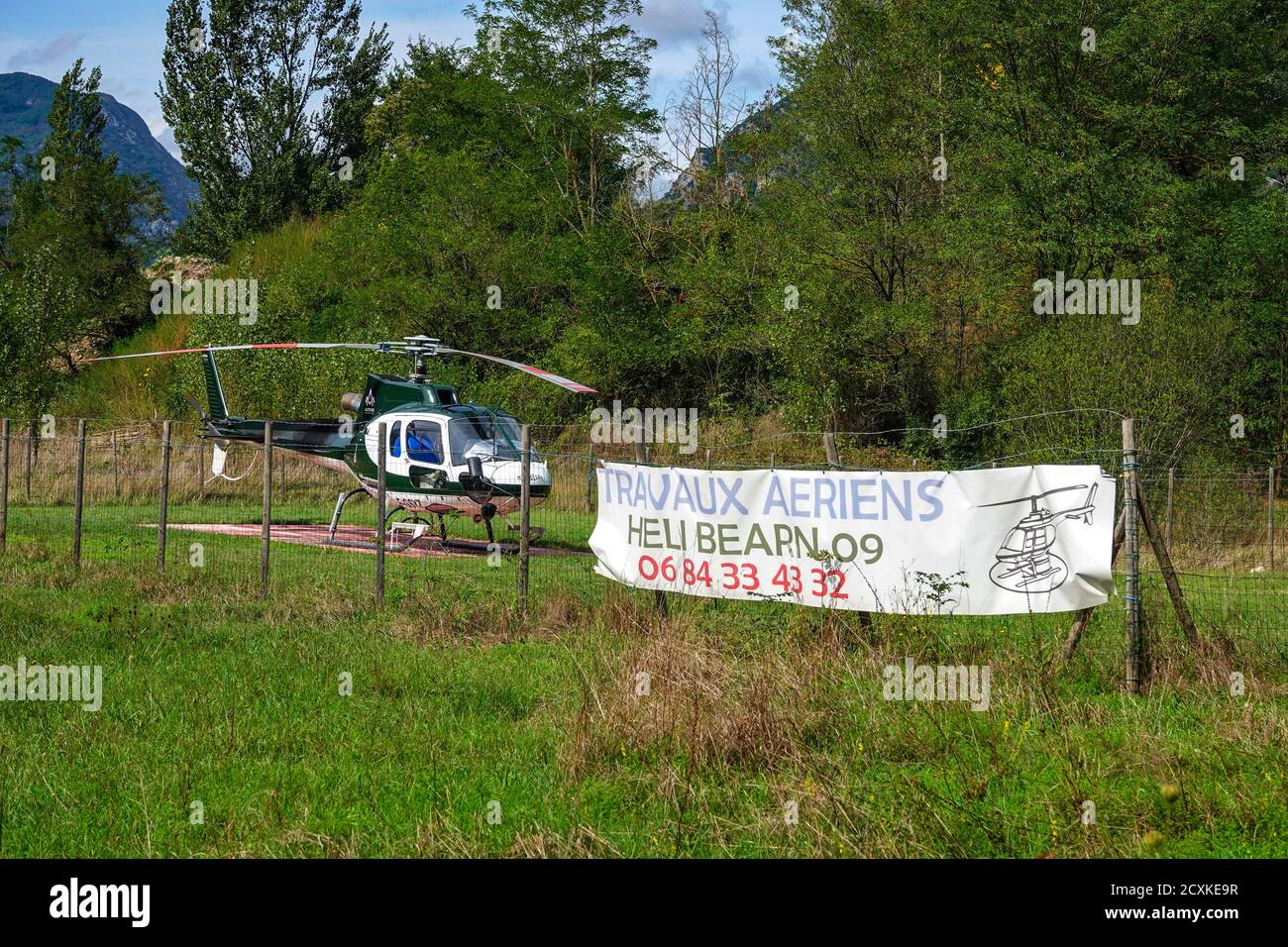 Helikopter mit Banner und Telefonnummer, Ariege, französische Pyrenäen, Frankreich, zu mieten Stockfoto