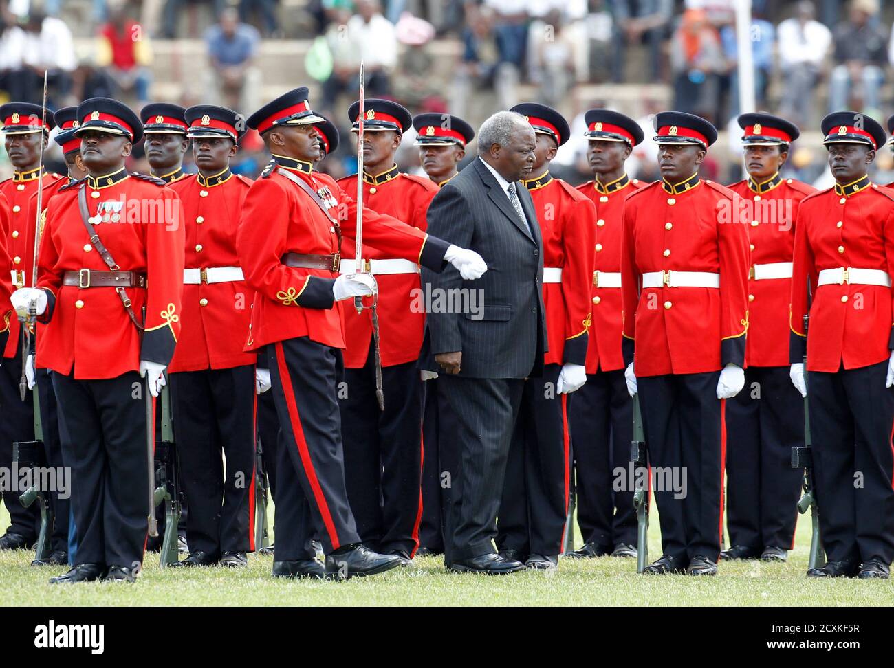 Kenians Präsident Mwai Kibaki inspiziert eine Ehrenwache während des Mashujaa-Tages (Heldentag) in Kenia im Nyayo-Nationalstadion in Nairobi am 20. Oktober 2012. Der Nationalfeiertag erinnert an diejenigen, die am Befreiungskampf des Landes teilgenommen hatten. REUTERS/THOMAS MUKOYA (KENIA - TAGS: GESELLSCHAFT JUBILÄUM POLITIK MILITÄR TPX BILDER DES TAGES) Stockfoto