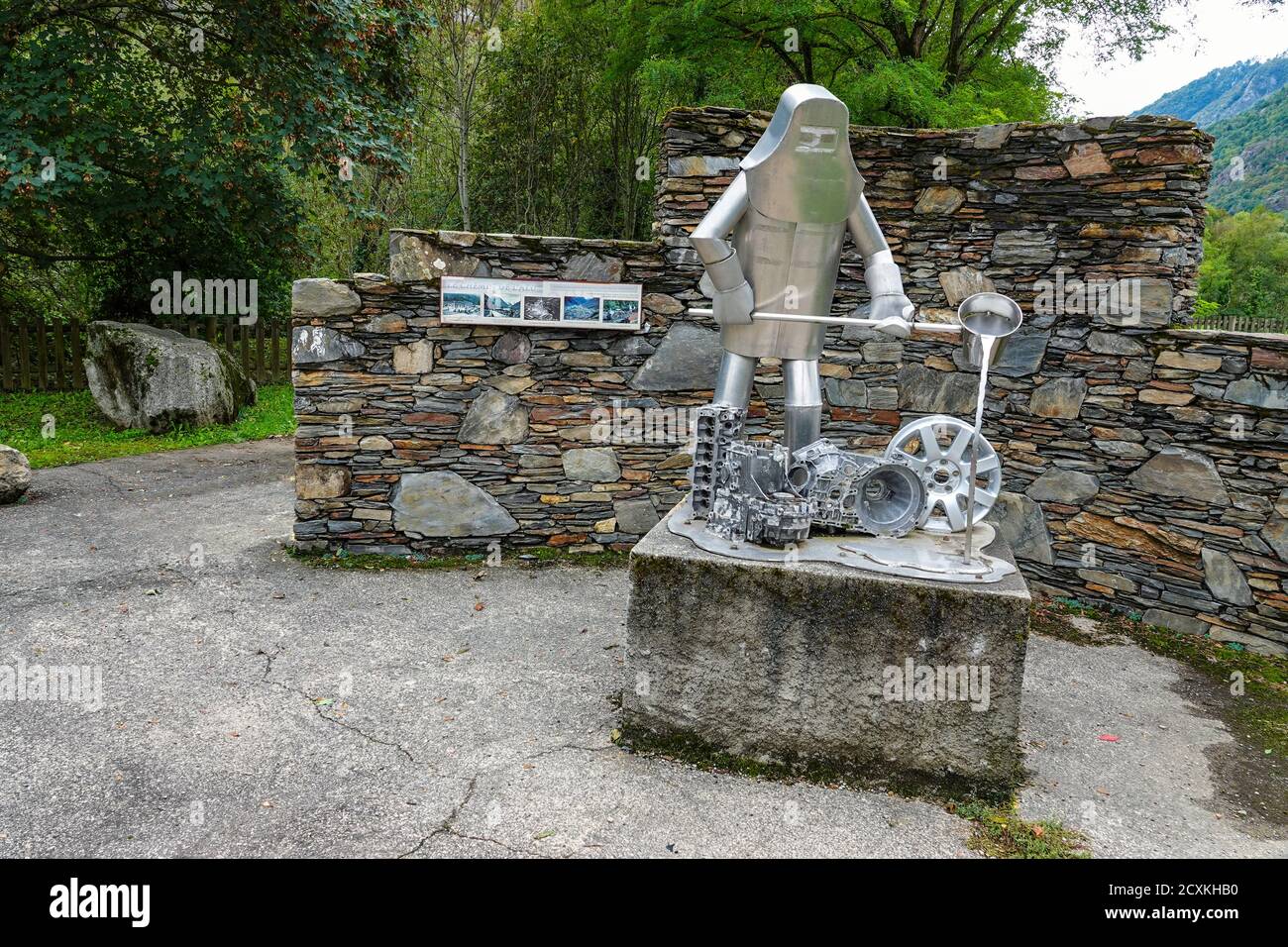 Aluminiumskulptur von Arbeiter Gießen flüssiges Metall, Auzat, Französisch Pyrenäen, Frankreich Stockfoto