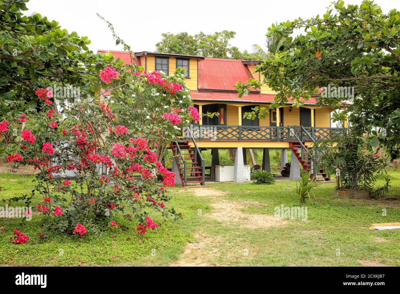 Restaurierte Plantage genannt Frederiksdorp am Commewijne Fluss. Jetzt Hotel. In Surinam, Südamerika Stockfoto