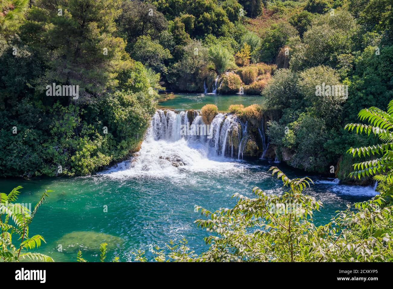 SIBENIK, KROATIEN - 2017. AUGUST 18. Landschaft der Krka Wasserfälle am Fluss Krka. Stockfoto