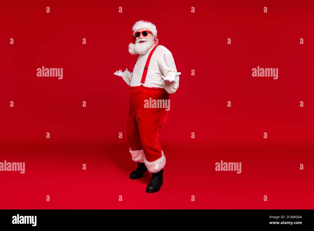 In voller Länge Körpergröße Ansicht seiner er gut aussehend fröhlich Fröhlich froh bärtig Santa Hipster tanzen mit Spaß Ruhe Chill Aus Dezember isoliert hell Stockfoto