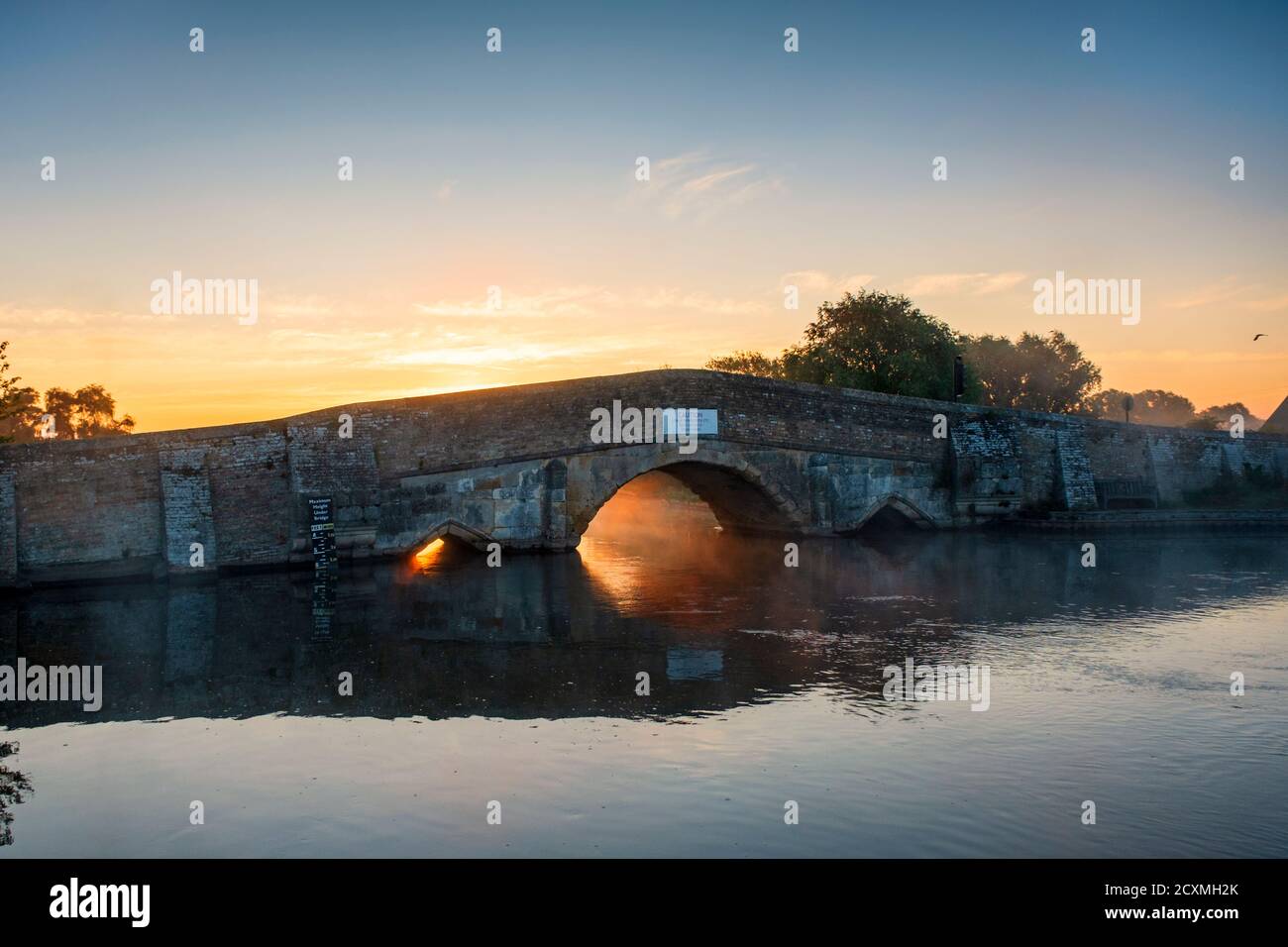 Die historische Brücke bei Potter Heigham an einem nebligen Sommermorgen, Norfolk Broads. Stockfoto