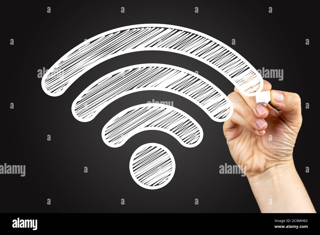 Wi-Fi-Zeichen. Doodle Zeichnung auf einer Tafel, geschrieben mit weißer Kreide in der Hand. Stockfoto