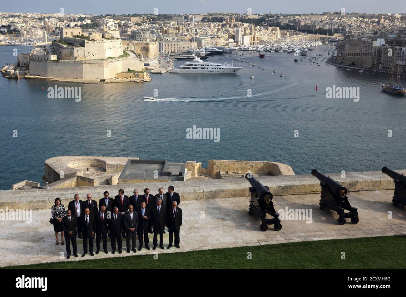 Europäischen und nordafrikanischen Führer posieren für ein Familienfoto treffen in Valletta zu einem Gipfel der mediterranen Nachbarn, 5. Oktober 2012. Treffen sich Führungskräfte aus Frankreich, Italien, Spanien, Portugal, Libyen, Mauretanien, Marokko, Tunesien, Algerien und Malta in Malta für die zweite 5 + 5 Dialog Gipfel. REUTERS/Philippe Wojazer (MALTA - Tags: Politik) Stockfoto