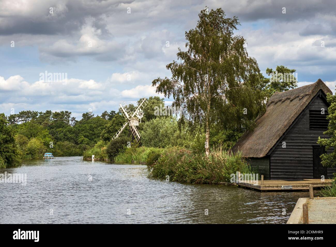 Bootshaus und Boardman's Drainage Mill am Fluss Ant auf den Norfolk Broads in How Hill, Ludham, Norfolk, England, Großbritannien. Stockfoto
