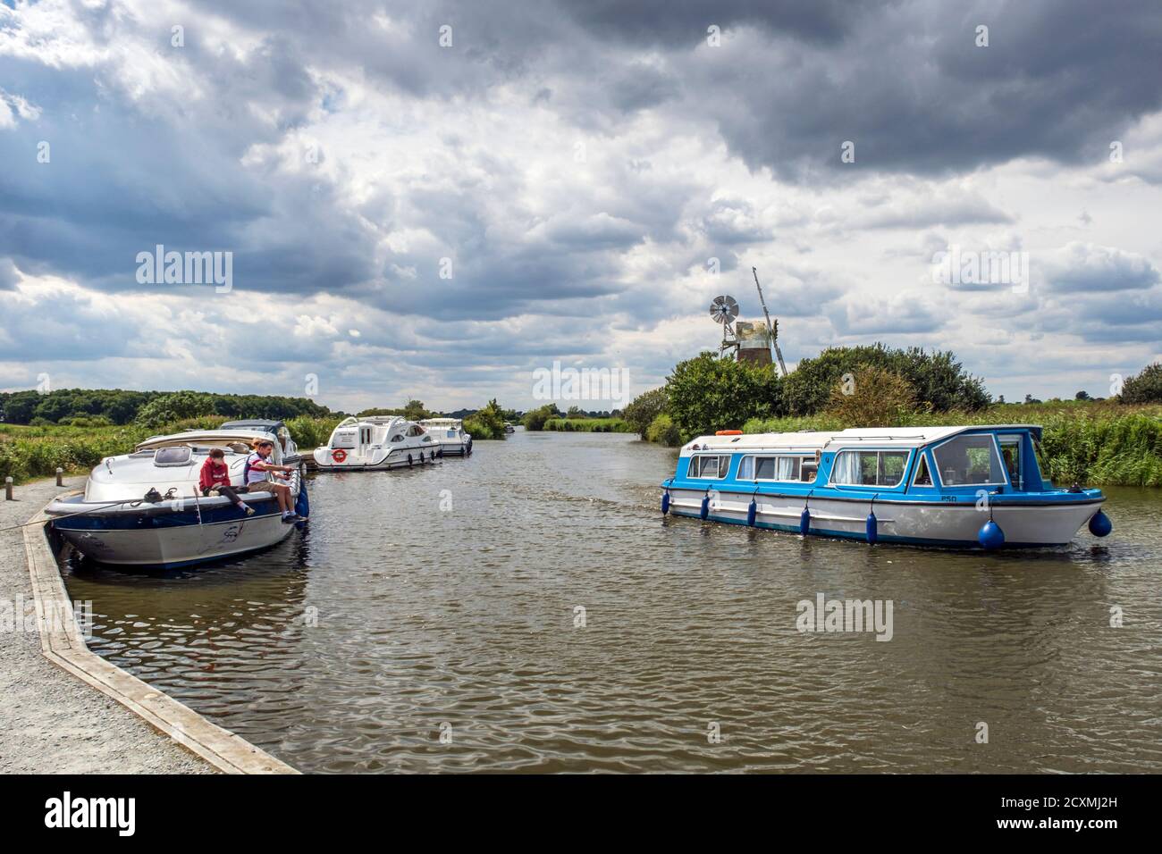 Boote auf dem Fluss Ant auf den Norfolk Broads in How Hill, Ludham, Norfolk, England, Großbritannien. Stockfoto