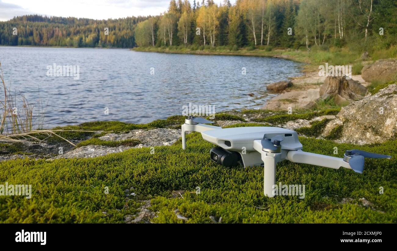 Mini-Drohne auf Felsen, Fliegen in der Natur, Filmen auf Kamera, Pilotenschein Stockfoto